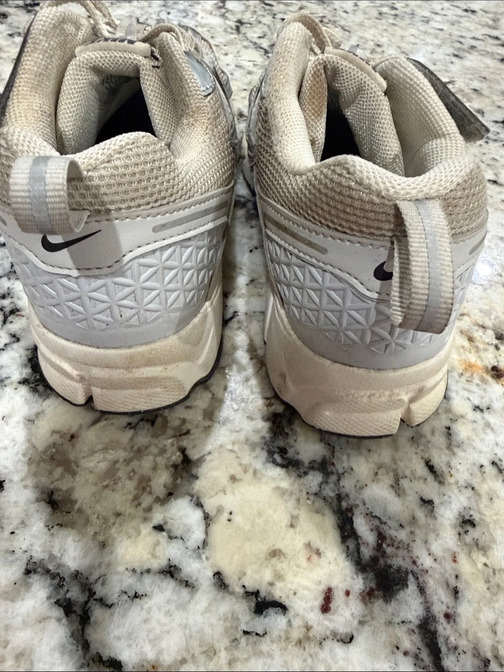 Nike Kids' Sz2.5 Vomero gray chrome Velcro & Lace Sneakers